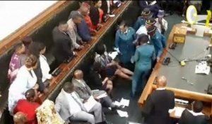Des députés de l'opposition expulsés violement du Parlement au Zimbabwe [No Comment]