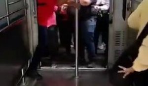 Le quotidien dans le métro en Inde