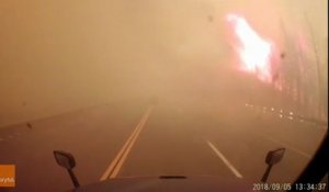 Un camion n'a pas le choix que de traverser un mur de fumée et de feu en Californie