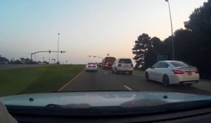 Une Camaro fait un tonneau et atterrit sur une autre voiture