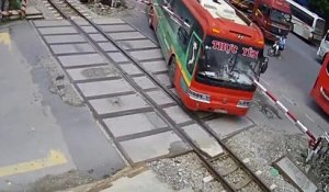 Un bus se crashe sur un passage à niveau alors qu'un train arrive