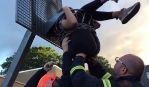 Les pompiers trouvent une fille coincée dans un panier de basket