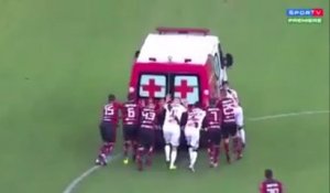 Quand une ambulance tombe en panne sur un terrain de foot...