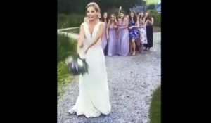 La réaction épic d’un homme quand sa copine attrape le bouquet de la mariée