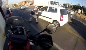 Un motard intervient face à un voleur qui arrache le sac d'une automobiliste !
