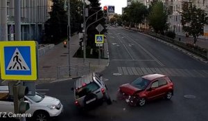 Un voiture se retrouve prise en sandwich après qu'un automobiliste grille un feu rouge