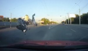 Un motard survit à un horrible crash avec une voiture