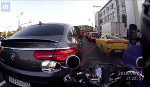 Un motard rend son déchet à un automobiliste qui avait jeté son gobelet sur la route