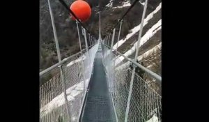 Oserez-vous traverser ce pont suspendu transparent  vertigineux !