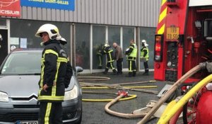 Les pompiers éteignent un incendie dans un garage