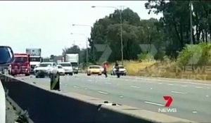 Un homme saute dans une voiture hors de contrôle pour la stopper... Courageux