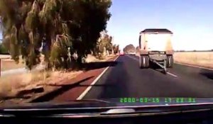 Un camion perd sa remorque à pleine vitesse, face à une voiture