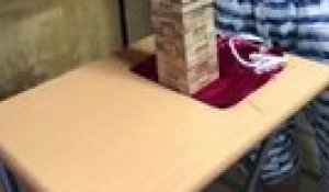 Le coup de la nappe sur une table avec une tour de Jenga et un verre à vin