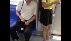 Immonde ! Il se touche dans le métro assis derrière une fille !