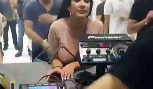 Une femme donne chaud à un DJ