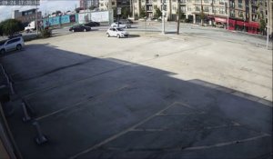 La chute très impressionnante d'une voiture devant un garage