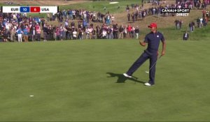 Tiger Woods gagne le trou avec un superbe putt