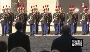 Hommage à Charles Aznavour: Revivez en musique et en images les moments forts de l'hommage à la star ce matin aux Invalides - VIDEO