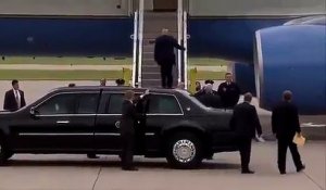 Donald Trump avec du papier toilette sous la chaussure en montant dans son avion