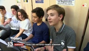 Paris : l'école des artistes rend hommage à Charles Aznavour
