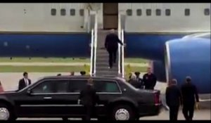 Donald Trump se ridiculise en grimpant dans l'avion avec du papier sous une chaussure
