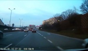 Un automobiliste prend la sortie de l'autoroute bien trop vite... raté