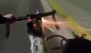 Ce cycliste tire des feux d'artifice sur des motards
