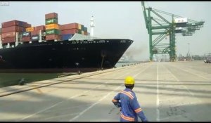 Trop rapide ce Navire porte conteneur s'écrase contre le quai du port !