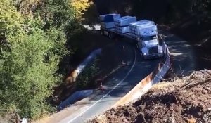 Ce camion bascule dans le vide trop près du bord dans un virage !