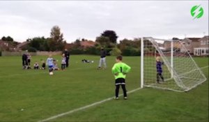 Ce jeune joueur de foot n'est vraiment pas chanceux du tout