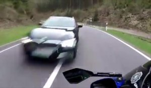 Une voiture prend son virage trop large et percute un motard