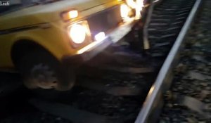 Voiture coincée sur les rails, ils n'y peuvent rien et le train l'emporte !