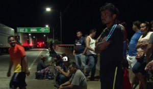 Salvador: des migrants honduriens défient Trump