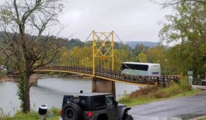 Ce bus ignore la limite de poids d'un pont et va éviter le pire de peu