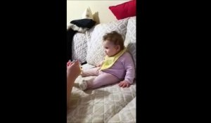 Le regard que lance ce bébé fait mourir de rire tout Internet