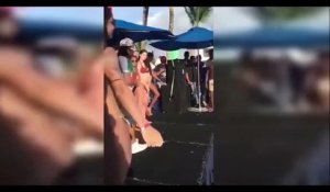 Il va avoir un gros coup de chaud à cause d'une danseuse pendant une pool party !