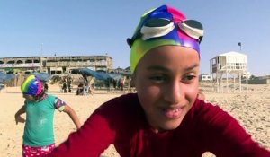 À Gaza, garçons et filles s'entraînent à nager malgré le conflit