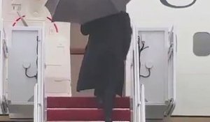 Le président Donald Trump ne sait pas fermer un parapluie