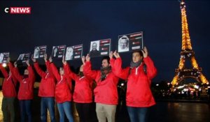 La Tour Eiffel s'éteint en mémoire des journalistes disparus