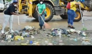 RTG/Journée citoyenne - Les employés de la Présidence de la République mettent de côté leurs vestes et bureaux pour assainir le carrefour Kanté du 5e arrondissement de Libreville
