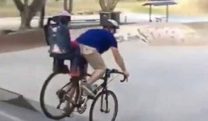 Un imbécile en vélo va au skatepark avec son enfant à l'arrière