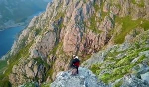 Un drone filme un mariage au sommet de cette montagne en Norvège : magnifique