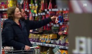 Une discussion improbable dans un supermarché entre un couple amuse les téléspectateurs ! Regardez