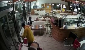 Une énorme vague déferle soudainement dans un restaurant en Italie