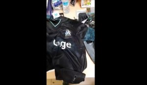 Il se fait avoir en commandant un maillot de l'OM et des chaussettes taille 46