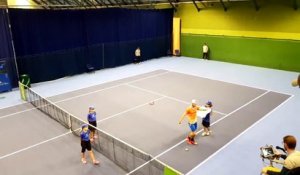 Un joueur de tennis craque complètement après sa victoire