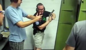 Cet instructeur de tir se rate avec son 44 Magnum... Dangereux l'instructeur !!