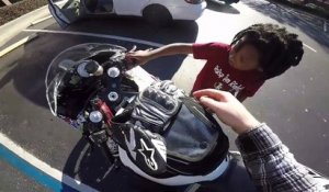 Ce motard laisse un enfant démarrer sa moto,  et sa réaction est mythique