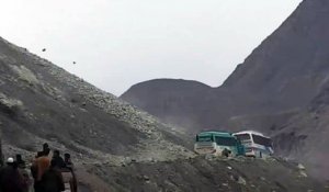 Un bus se retrouve piégé sous une pluie de rochers sur une route de montagne