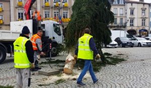 Pont-à-Mousson : le sapin de Noël installé place Duroc